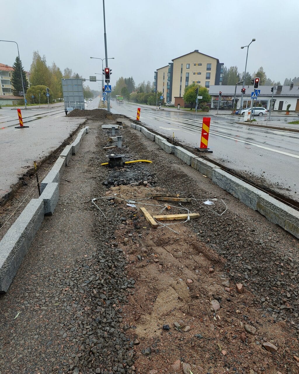 Peltolantien ja Osuustien välillä ovat reunakivityöt meneillään.