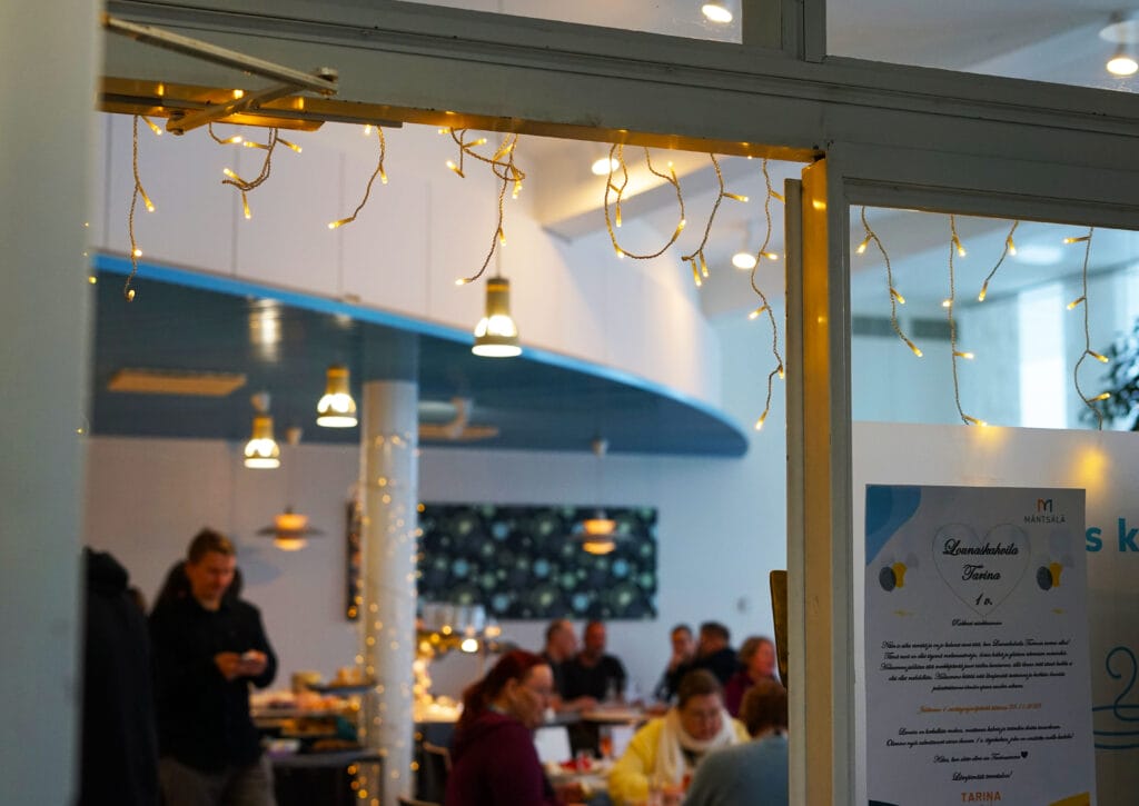 Ruokailijoita Lounaskahvila Tarinan 1-vuotissyntymäpäivillä.